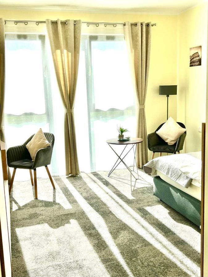 Likedaheim Apartments Rosbach vor der Hohe ภายนอก รูปภาพ