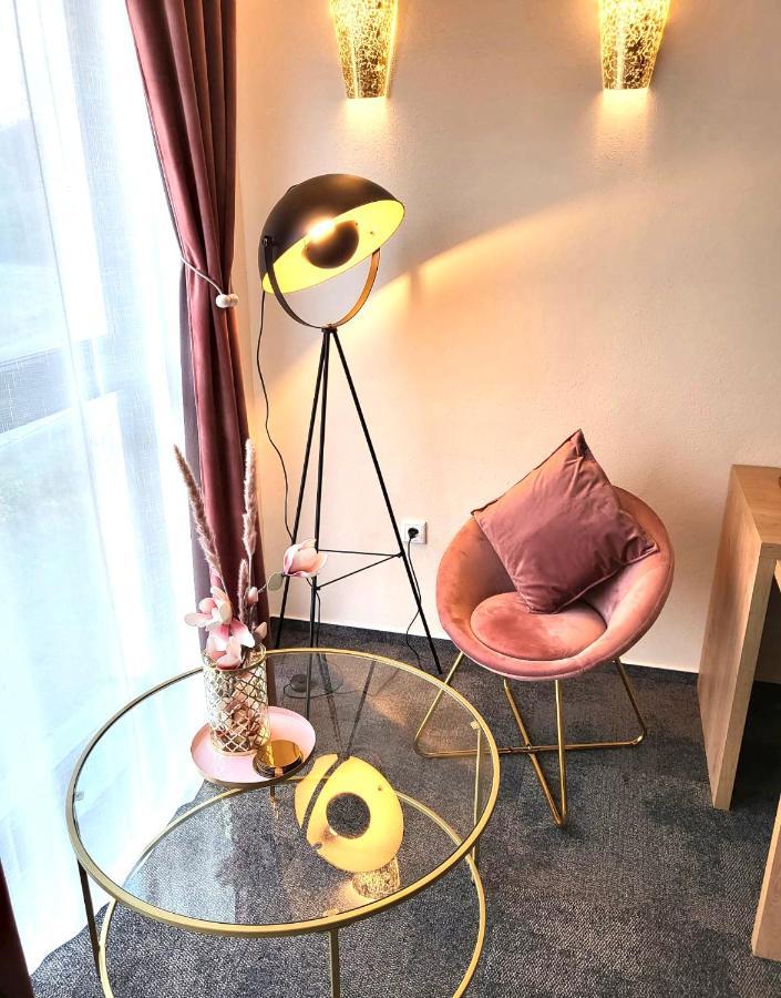 Likedaheim Apartments Rosbach vor der Hohe ภายนอก รูปภาพ