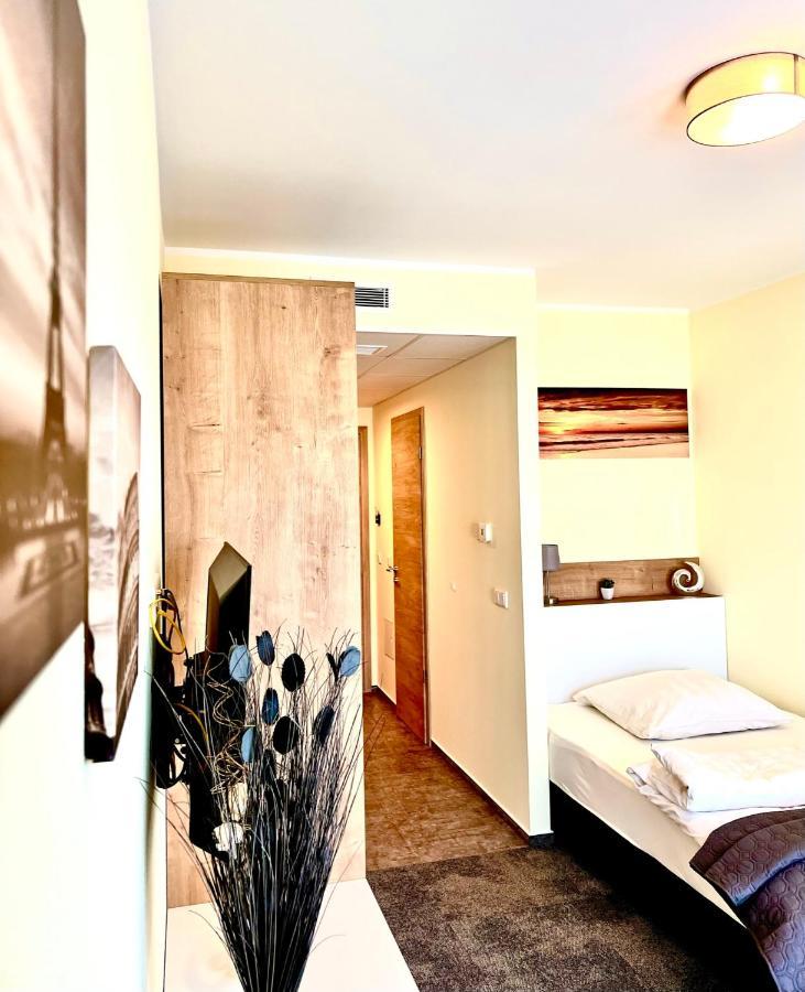 Likedaheim Apartments Rosbach vor der Hohe ภายนอก รูปภาพ