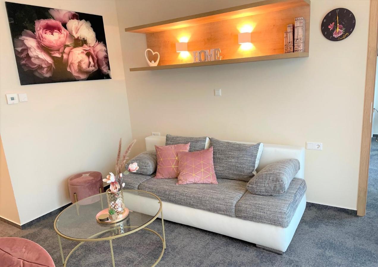 Likedaheim Apartments Rosbach vor der Hohe ภายนอก รูปภาพ